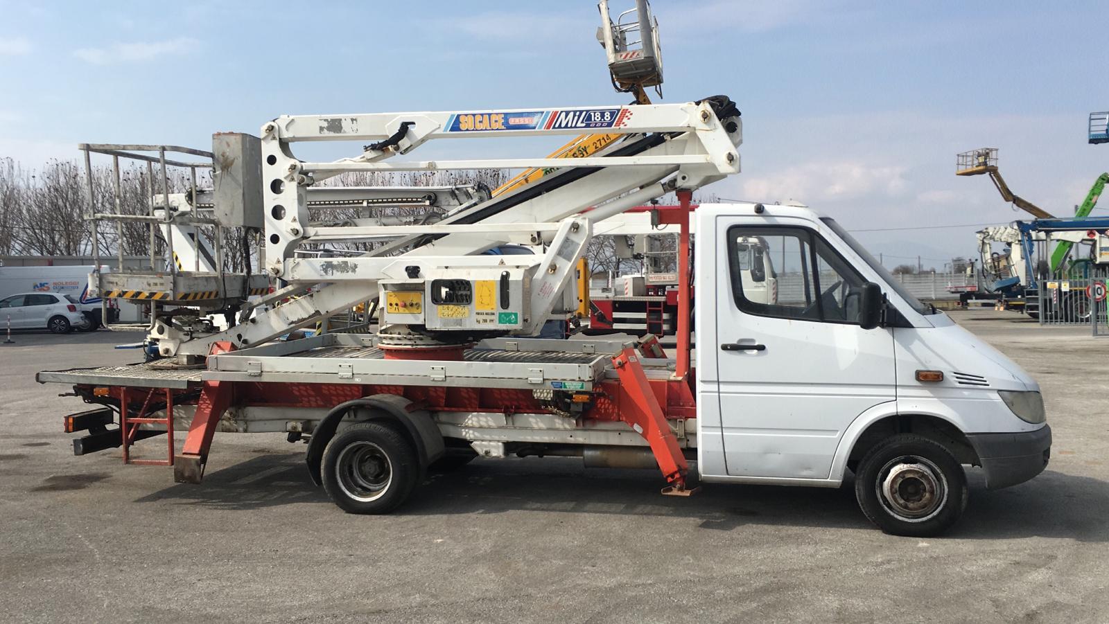 Piattaforma Autocarrata MIL 18. 8 su Mercedes