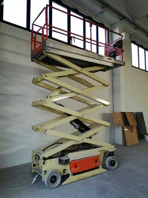verticale elettrico usato JLG 3246ES 2009