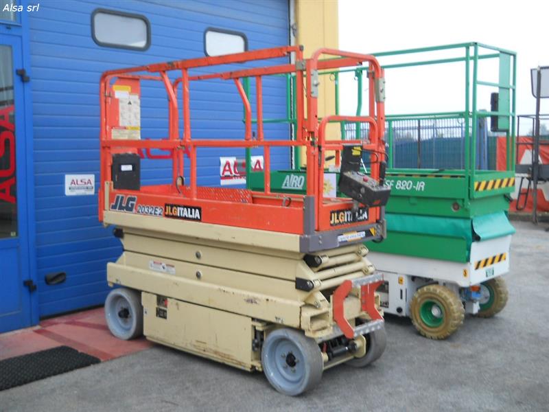 scissor elettrico usato JLG 2032 ES, 2001