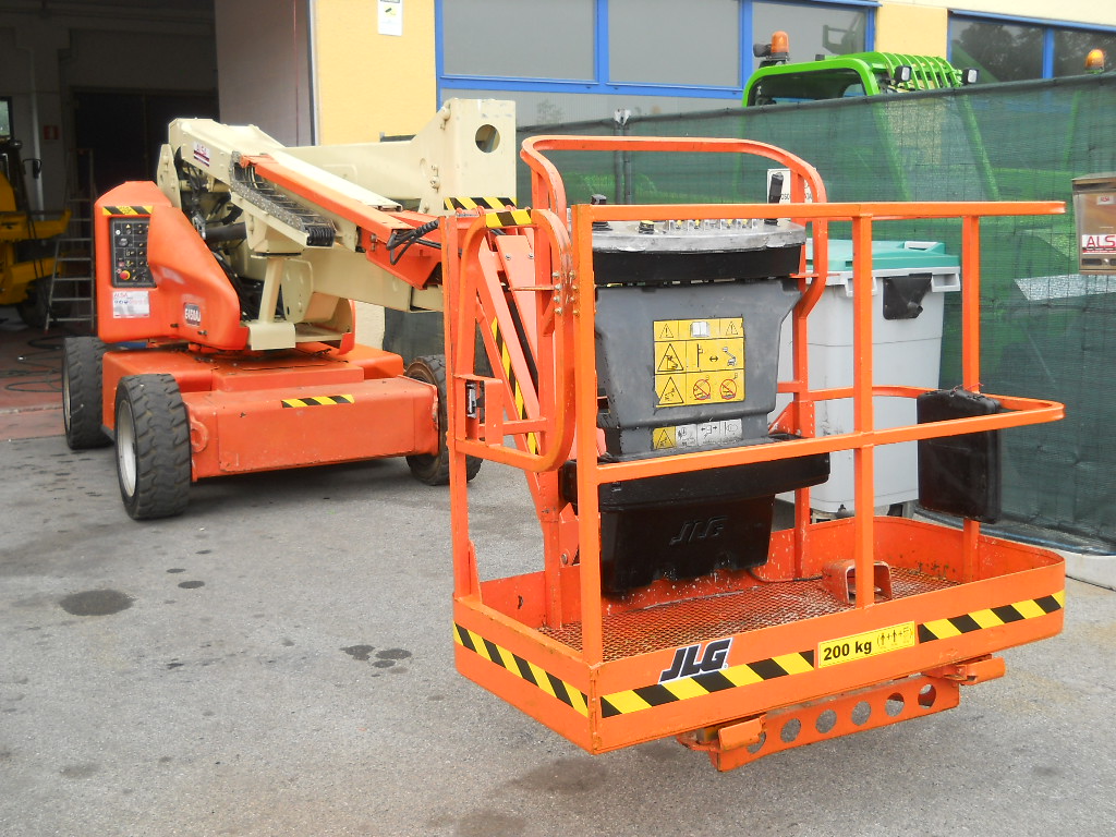 PIATTAFORMA SEMOVENTE JLG 450 AJ