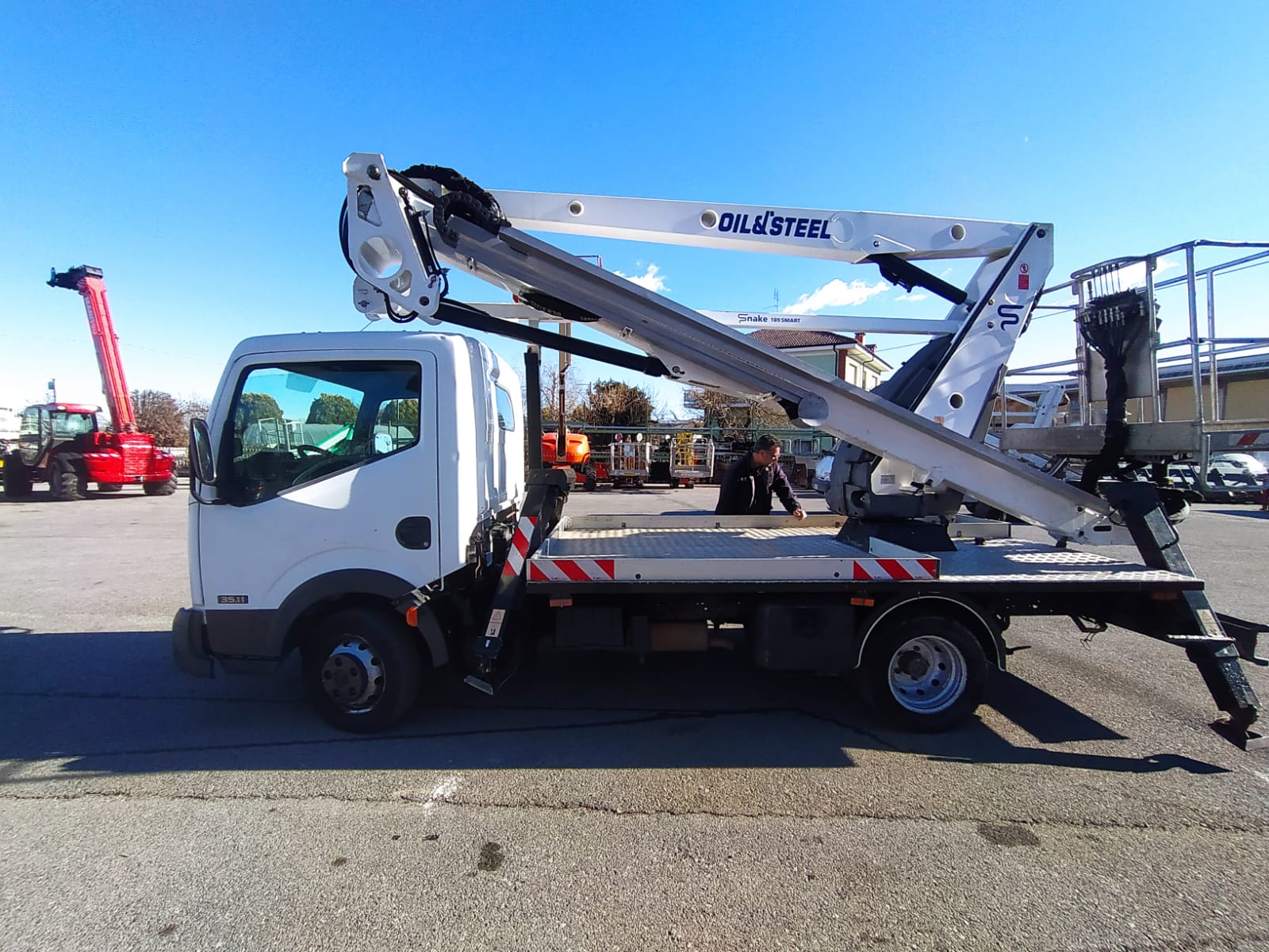 Piattaforma autocarrata Oil & Steel 189 su Nissan Cabstar