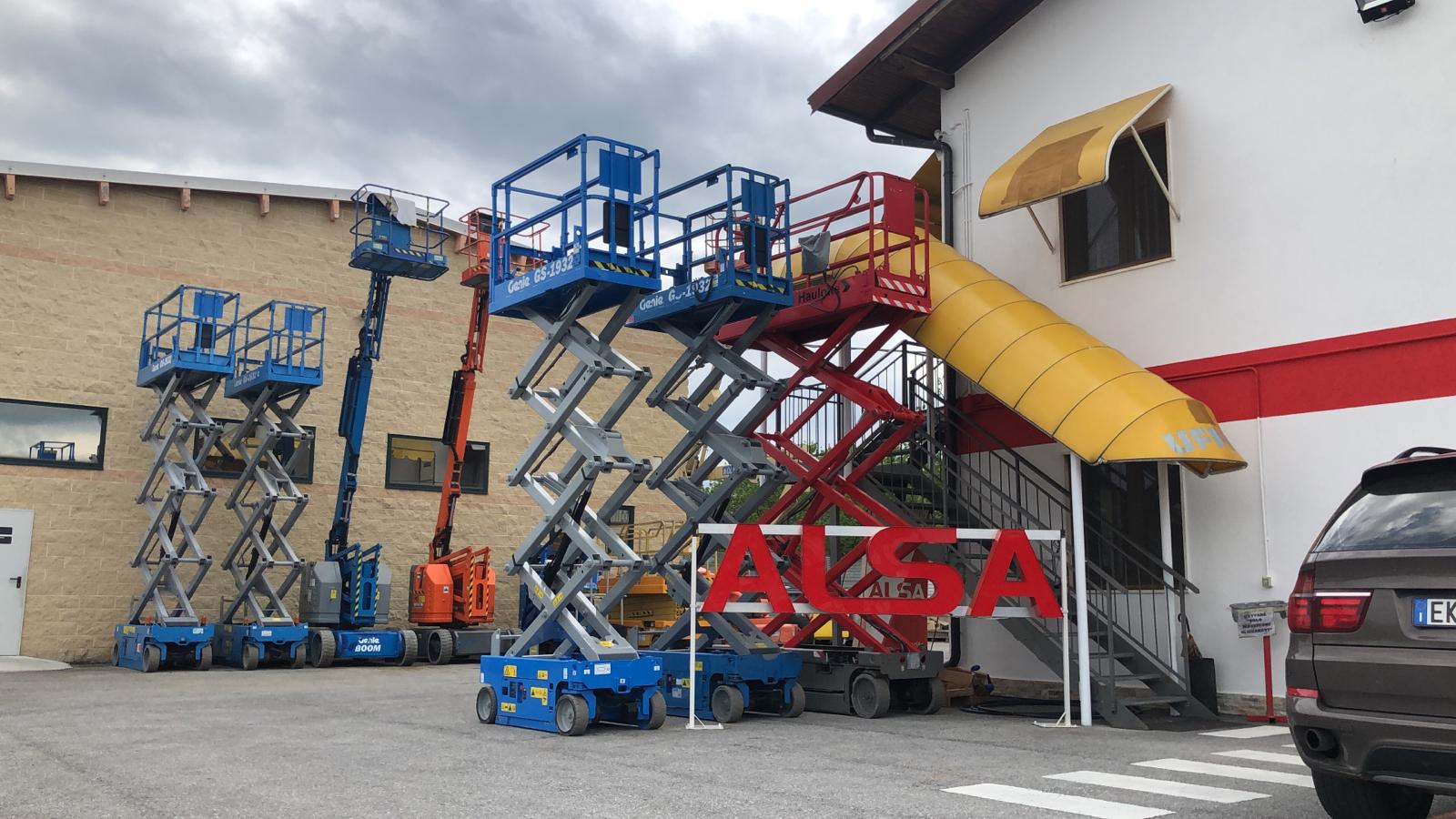 Piattaforma aerea verticale a pantografo GENIE GS 2632