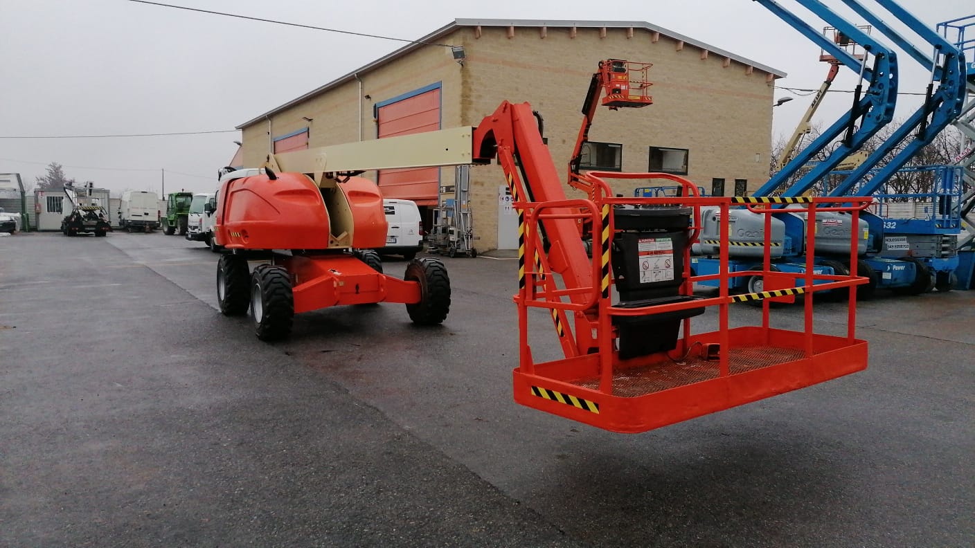 Piattaforma semovente a braccio JLG 460 SJ